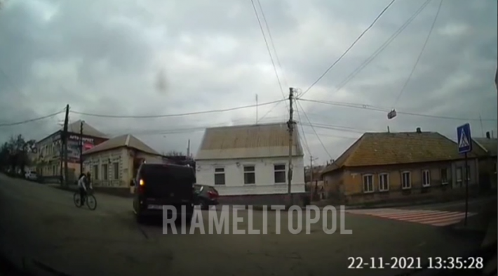 В Мелитополе владелец микроавтобуса сделал вид, что не заметил велосипед (видео)
