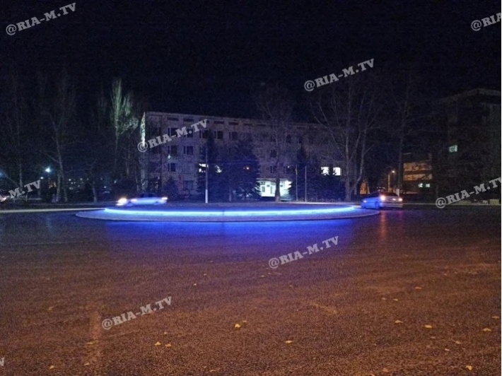 В Мелитополе круг с подсветкой облюбовали дрифтеры (видео)