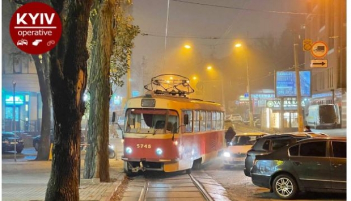 Киевский дрифт: в центре столицы трамвай сошел с рельсов: фото