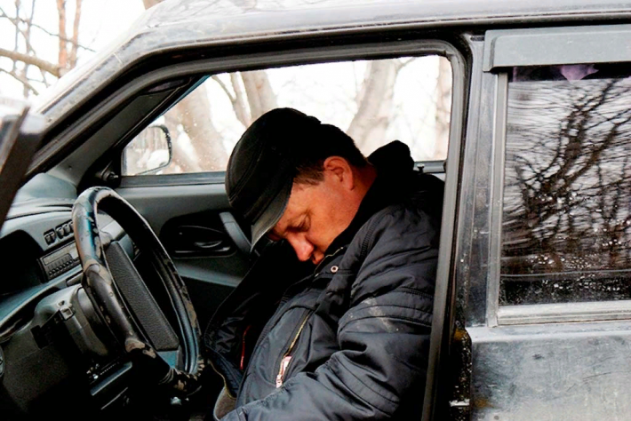Под Кирилловкой в лежащем в кювете автомобиле обнаружили пьяного рыбака