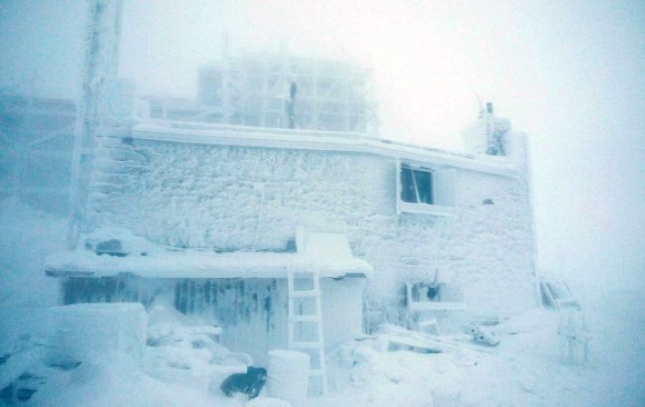 В Карпаты пришла настоящая зима: горы засыпает снегом (фото)