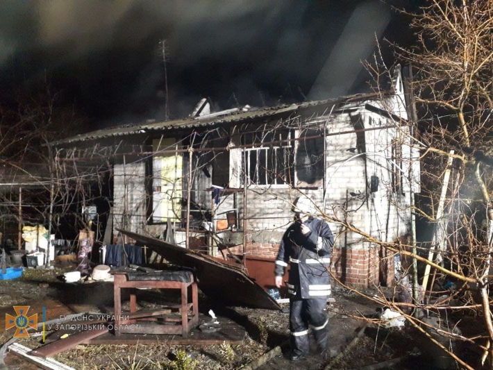В Запорожье сгорела крыша частного дома (фото)
