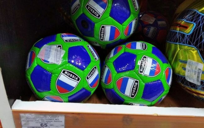 В Киеве в спортмагазине продают мячи с символикой РФ: разгорается скандал