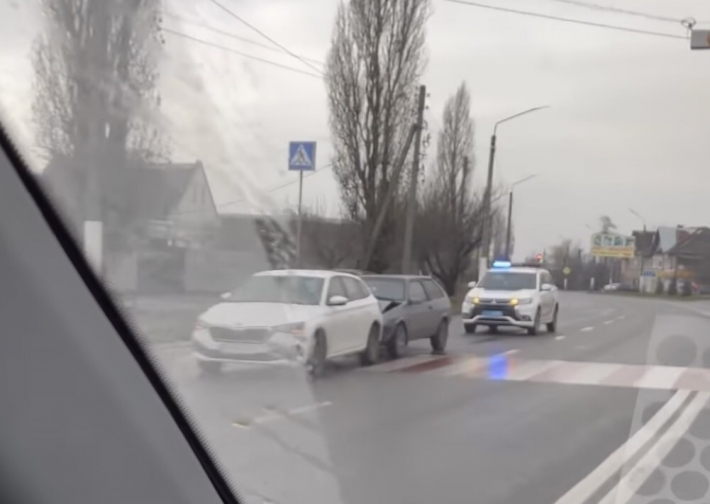 В Мелитополе на пешеходном переходе ВАЗ "догнал" Шкоду (видео)