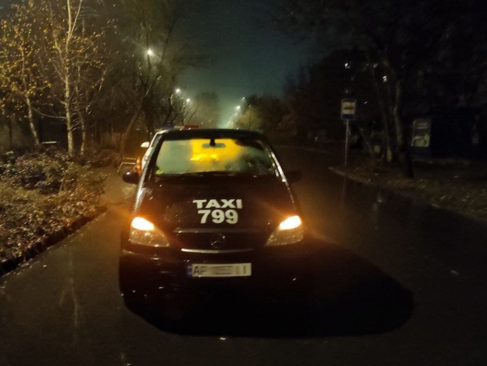 В Бердянске автомобиль такси сбил парня-инвалида (фото)