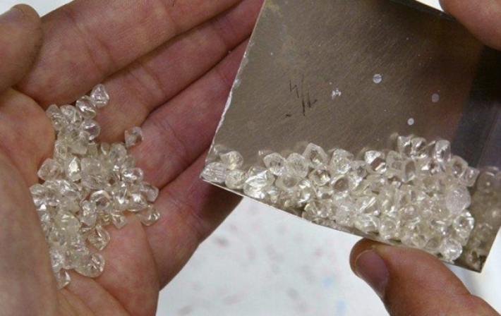 На фоне обнаружения нового COVID-штамма на 10% выросли цены на бриллианты