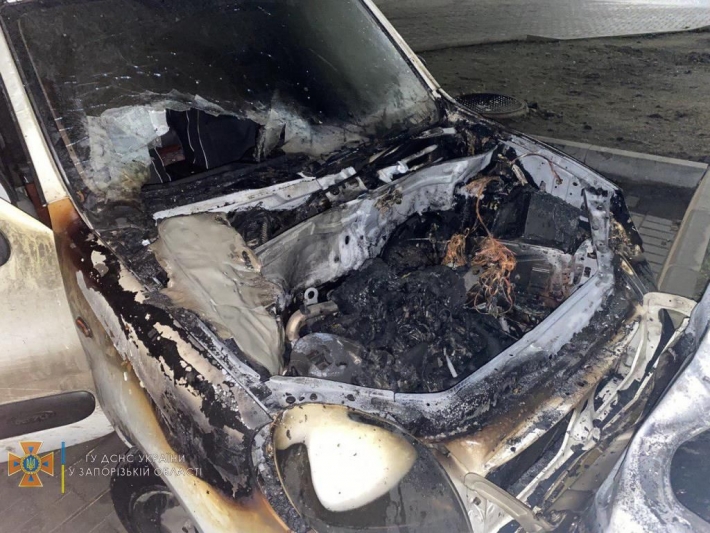 В сети появилось видео горевшего автомобиля возле АЗС в Мелитополе