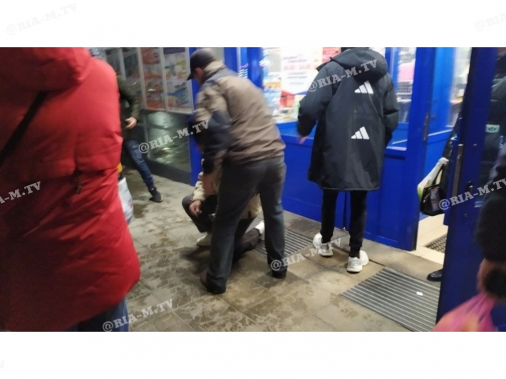 В Мелитополе возле АТБ мужчина ногами избил пожилого человека (фото)