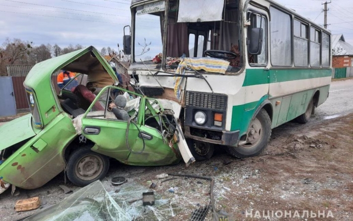 В Харьковской области автобус раздавил автомобиль: есть погибший (фото)