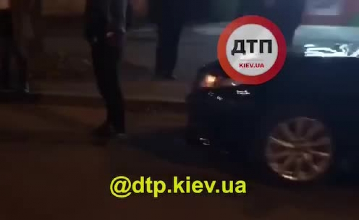Получил тяжелые травмы: в Киеве авто сбило мужчину на переходе, видео
