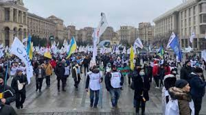 В Киеве у стен Рады проходит акция протеста: онлайн трансляция
