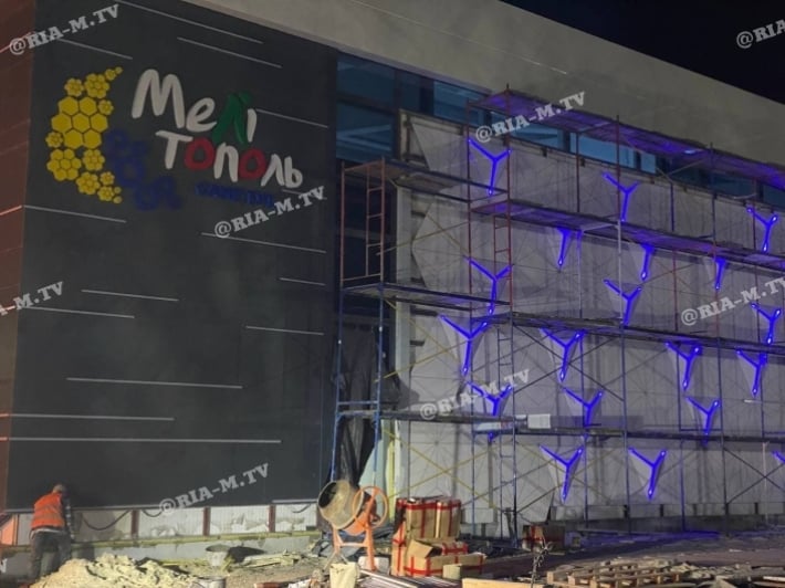 На ледовой арене в Мелитополе уже испытывают архитектурную подсветку (фото)