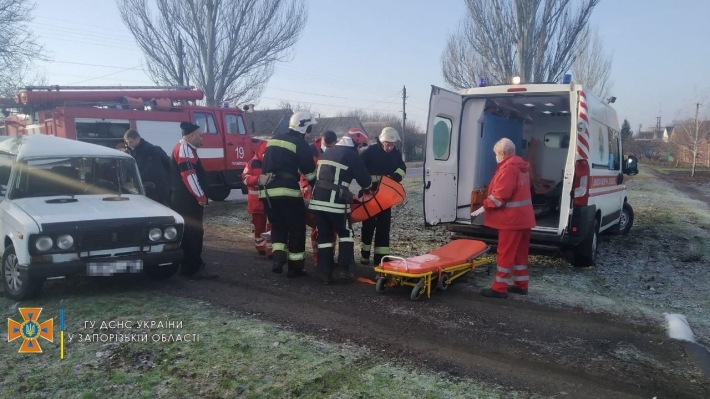 В Запорожской области серьезное ДТП - пассажирку ВАЗа вырезали спасатели