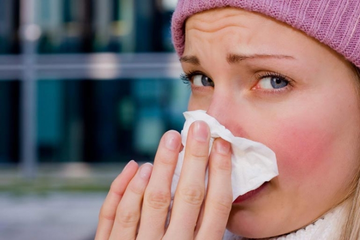 Почему опасно носить линзы во время простуды