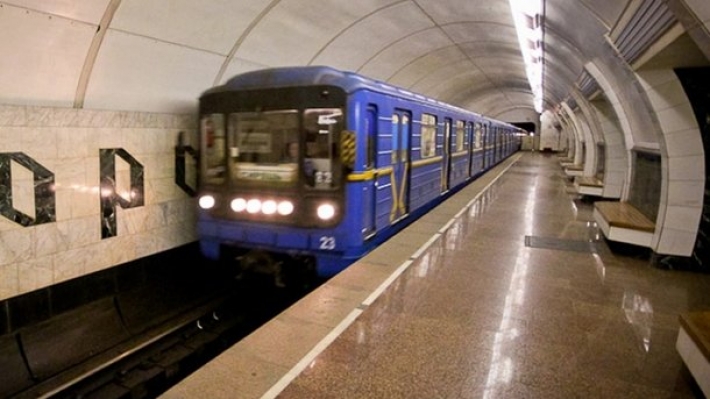 Падение женщины под поезд метро в Киеве: появилось жуткое видео инцидента