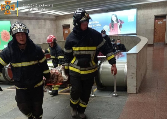 Сама бросилась под колеса: инцидент с девушкой в Киевском метро попал на видео
