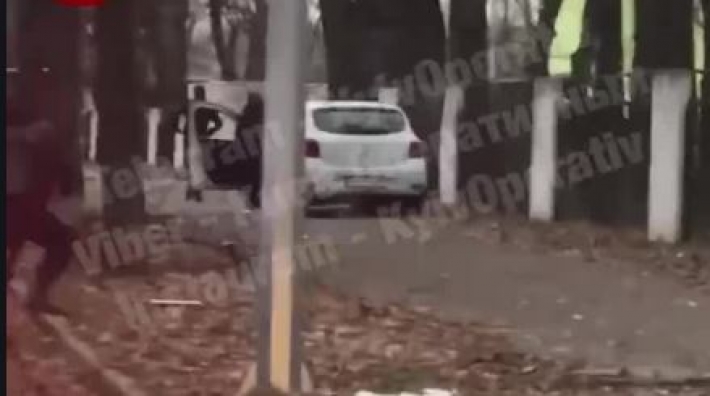 Преступление и наказание: в Киеве водитель пытался объехать пробку и получил по заслугам, видео