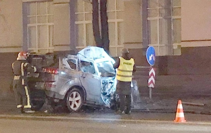 В Киеве в ДТП водителя выбросило из авто до взрыва (видео)