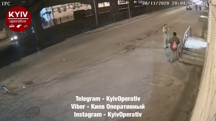 Оставил на несколько минут: наглая кража велосипеда в Киеве попала на видео