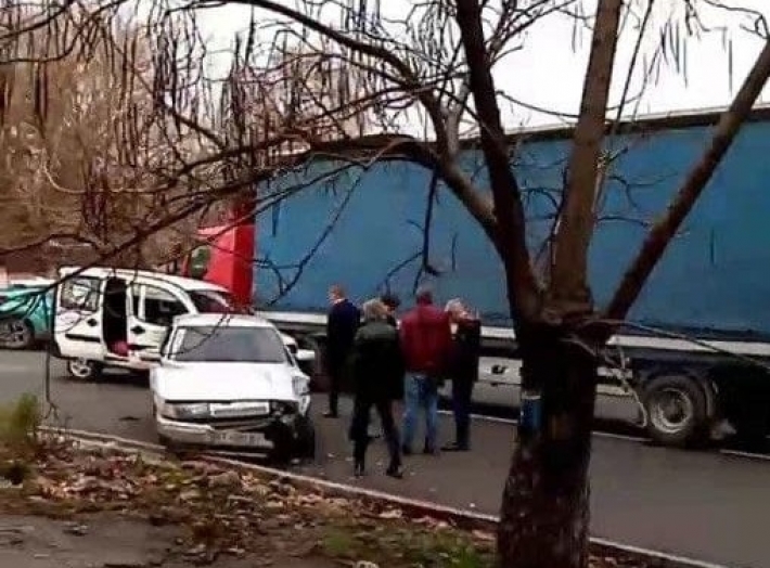 В Мелитополе из-за тройного дтп образовался затор - машины едут по тротуару (видео)