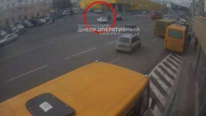 В Днепре на Курчатова курьер службы доставки врезался в Nissan: видео момента