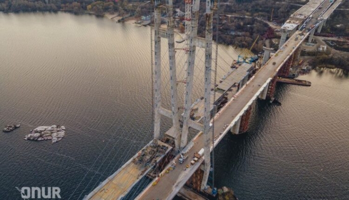 В Запорожье завершили важный этап строительства вантового моста