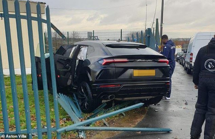 Английский футболист попал в ужасное ДТП на элитном авто: фото