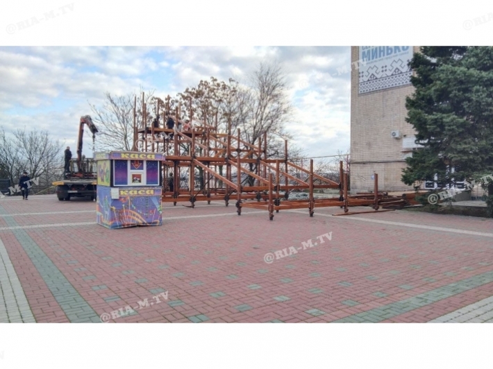 На главной площади Мелитополя устанавливают горку для тюбинга (фото)