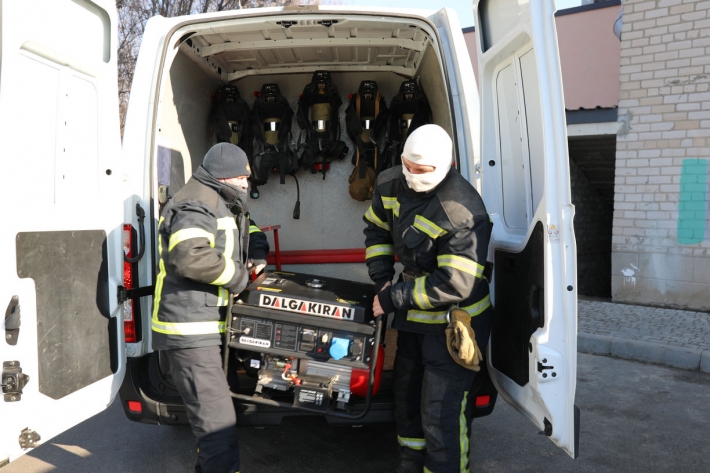 В Мелитополе на помощь медикам пришли спасатели (фото)