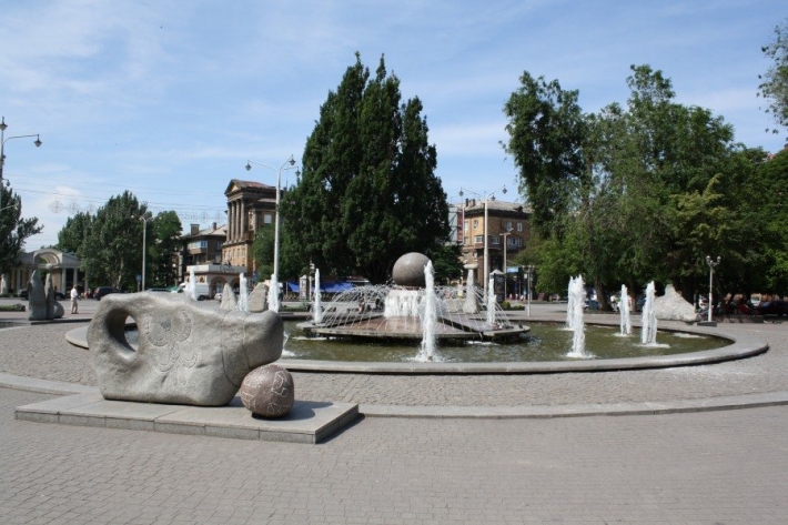 В Запорожье вандалы повредили фонтан на площади Маяковского (фото)