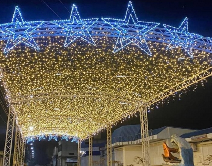 Кирилловку не узнать - бульвар сверкает тысячей новогодних огней (фото, видео)