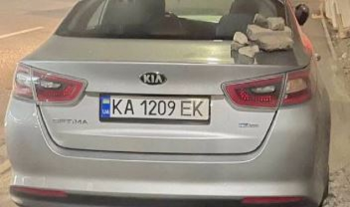 В Киеве "герою парковки" оставили тонкий намек на автомобиле: фото