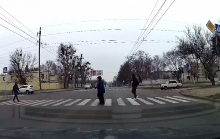 В Харькове женщина оригинально "проучила" нарушителя ПДД: курьезное видео