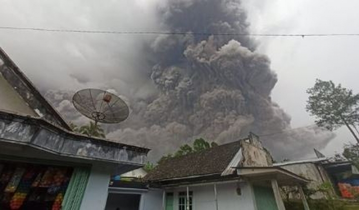 Люди спасаются бегством: в Индонезии проснулся мощнейший вулкан, видео