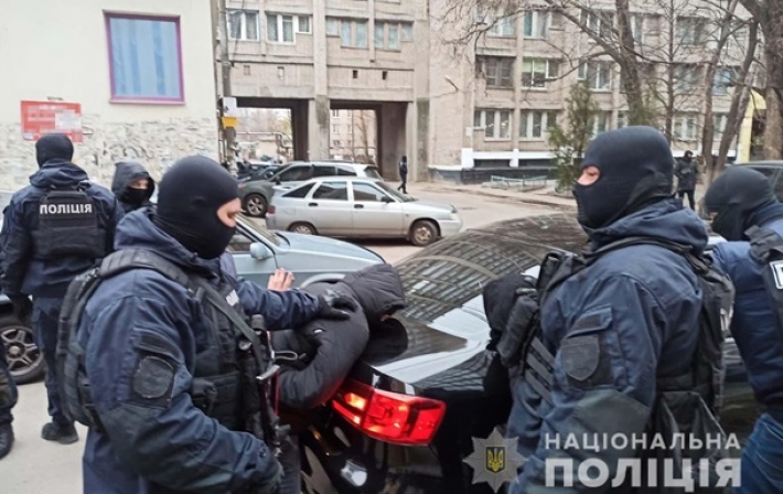 В Днепре задержали трех вооруженных иностранцев, грабивших квартиры (видео)
