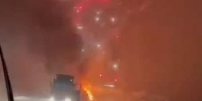 Салют на дороге: в Казахстане горел грузовик с фейерверками