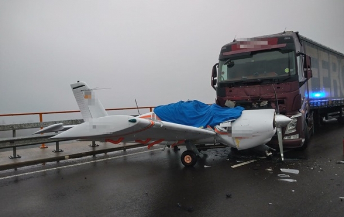 В Германии самолет сел на мост и попал в ДТП