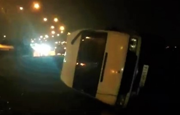 Микроавтобус вылетел в кювет - в Запорожье ищут виновника ДТП (видео)