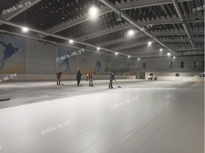 В Мелитополе началась покраска ледовой арены (видео)