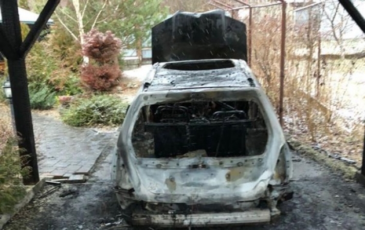 В Ужгороде сожгли автомобили журналиста и его жены