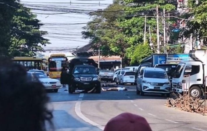 В Мьянме авто военных протаранило толпу протестующих, есть погибшие (видео)