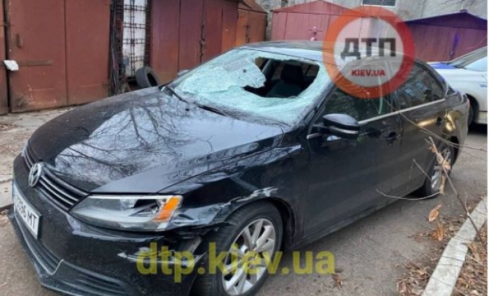 Вытаскивали через лобовое стекло: в Киеве копы задержали водителя-"мажора", фото