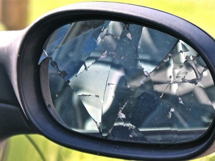 В "воспитательных" целях - стало известно, зачем вандалы громили стекла авто в Мелитополе