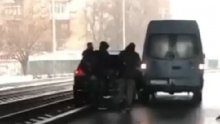 Серьезное ДТП на Отрадном в Киеве остановило движение скоростных трамваев: видео