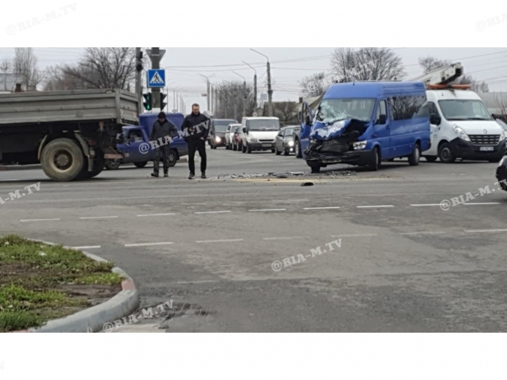 В Мелитополе на перекрестке разбилась маршрутка (фото, добавлено видео)