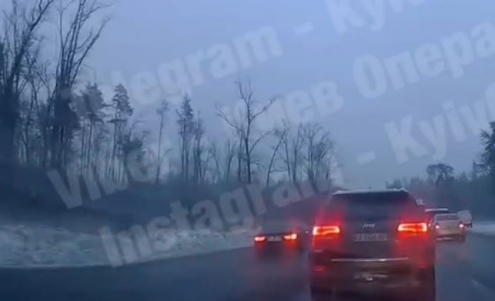 ДТП с переворотом: под Киевом несколько легковушек слетели с трассы в лес, фото и видео