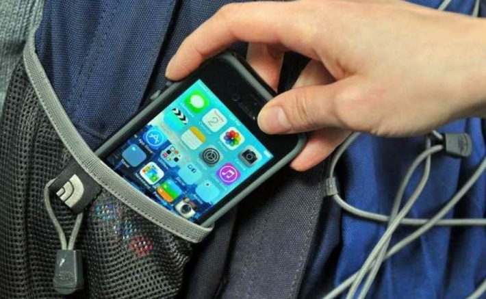 В Бердянске пьяный парень заявил о краже телефона - он был в кармане