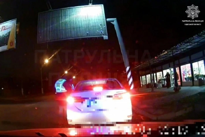 Зажал руку и тянул по дороге: в Одессе пьяный водитель поранил полицейского (видео)