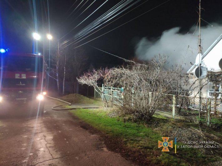 В Мелитополе ночью тушили пожар в жилом доме (фото)