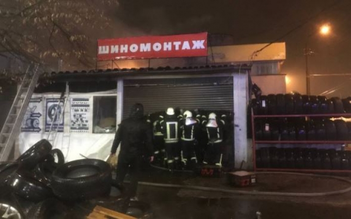В Киеве огонь уничтожил шиномонтаж и перекинулся на кафе: фото